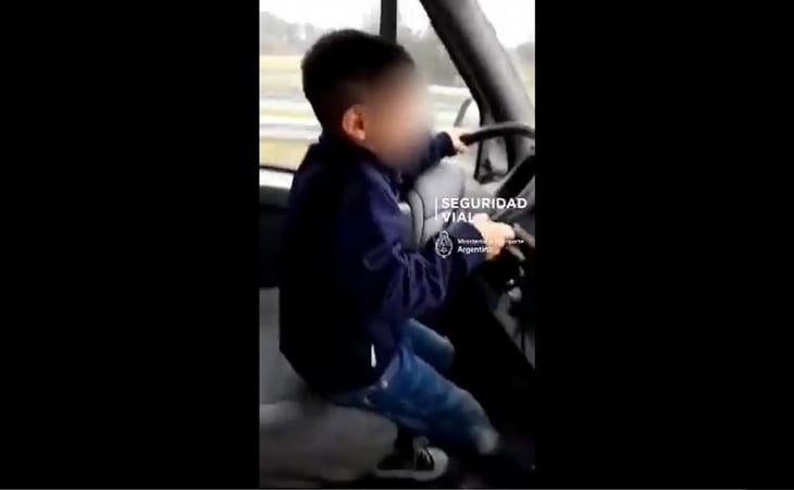 '¡Llévalo derechito!': hombre obliga a su hijo de 7 años a conducir un camión en plena autopista