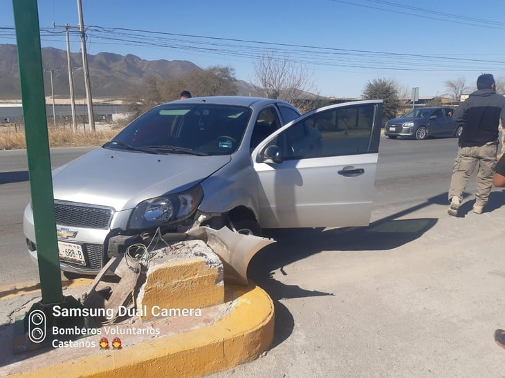 Cafre estrella su auto contra camellón en Castaños