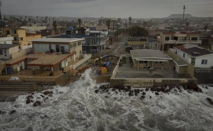 Continúa alerta por fuerte oleaje en costas de Baja California y lluvias intensas en 8 estados