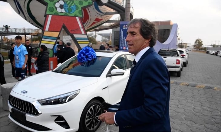 Dueños del Pachuca le regala un auto a Guillermo Almada