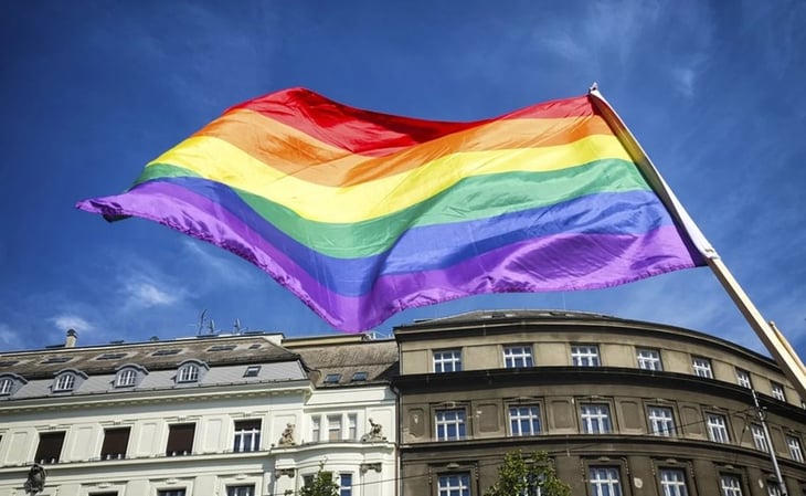 'No tendría que haber muerto': suicidio de adolescente gay de 13 años conmociona a Francia