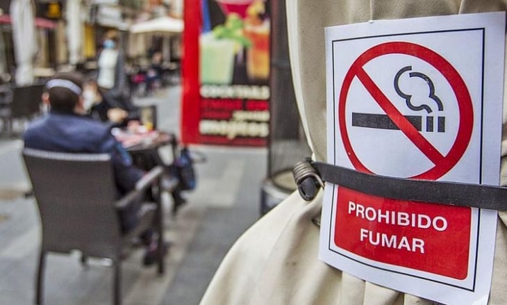 Desde este domingo está prohibido fumar y anunciar cigarros en estos lugares