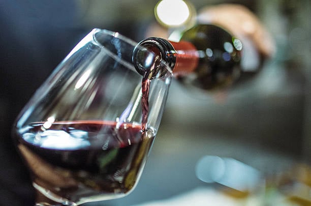 ¿Cómo es la forma correcta de servir vino?