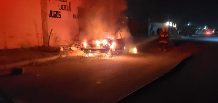 Datsun arde en llamas en la colonia Eliseo Mendoza Berrueto de Monclova
