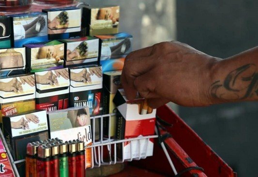 México prohíbe exhibir y publicitar cigarros en comercios 