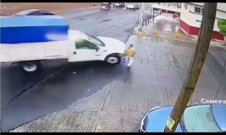 VIDEO: Camioneta atropella a un adulto mayor en Chimalhuacán; conductor no escapa, pero regaña a víctima