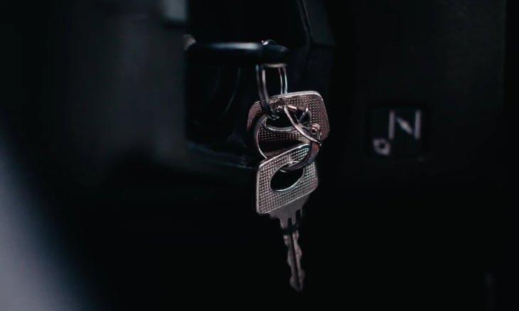 ¿Qué hacer si dejaste las llaves de tu auto adentro?