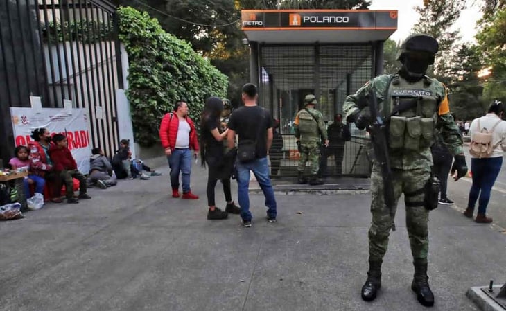 Captan a militares armados fuera de Metro Polanco tras incidente con vagones