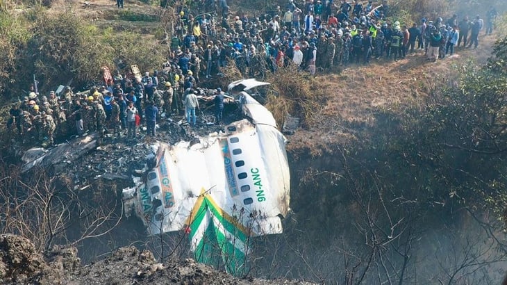 Avión con 72 pasajeros estalla en Nepal; solo hallan 68 cadáveres