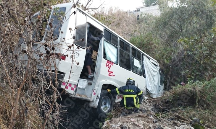 Reportan 4 muertos y 10 heridos tras choque entre microbús y dos autos en Naucalpan