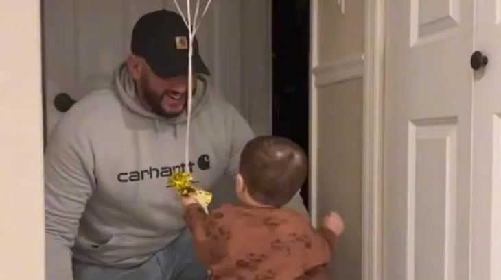 Niño causa ternura al sorprender a su papá con globos por su cumpleaños