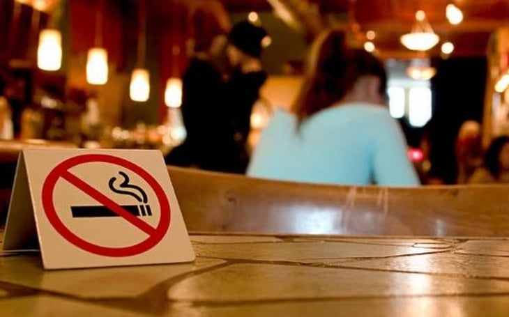 Restauranteros prohíben fumar o podrían ser multados 