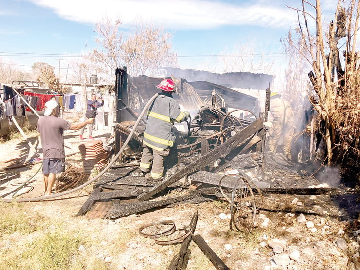 Jacal arde en llamas en la colonia Buenos Aires de Monclova