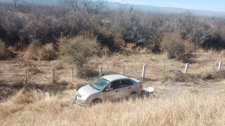 Conductor abandona su auto en la 'Y' de Castaños al sufrir salida de camino
