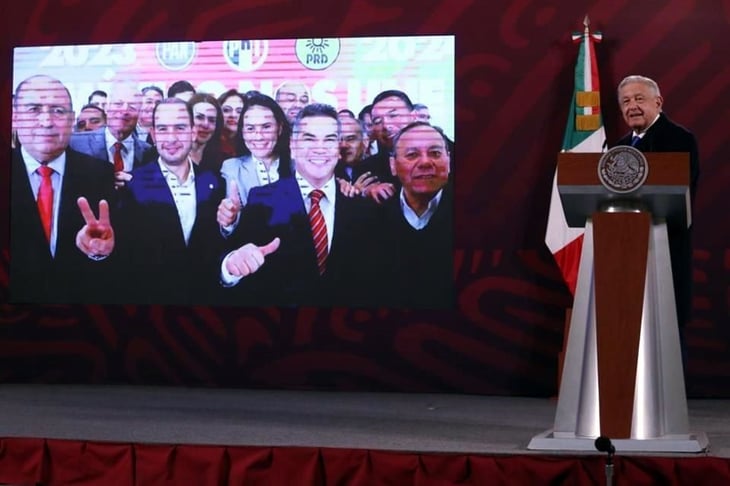 AMLO critica pacto de 'Va por México' y presume a Morena