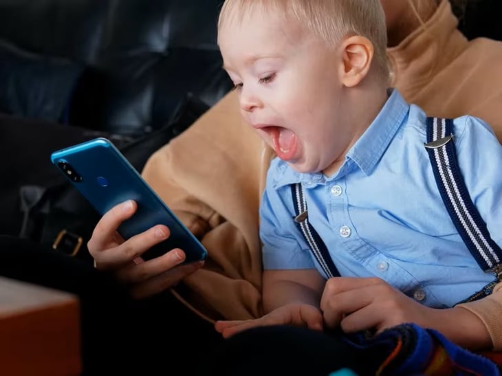 Las consecuencias de darle o no el celular a los niños cuando lloran