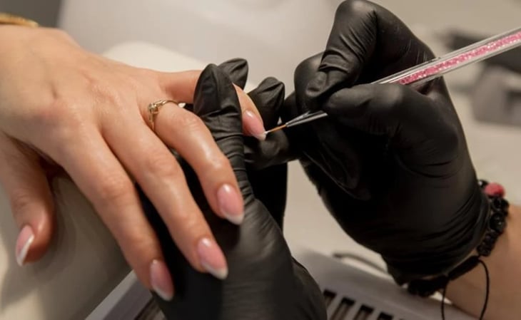 Mujer es diagnosticada con cáncer de piel luego de hacerse la manicura