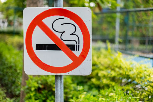 Vigilarán que se respete la ley que prohíbe fumar en espacios públicos 