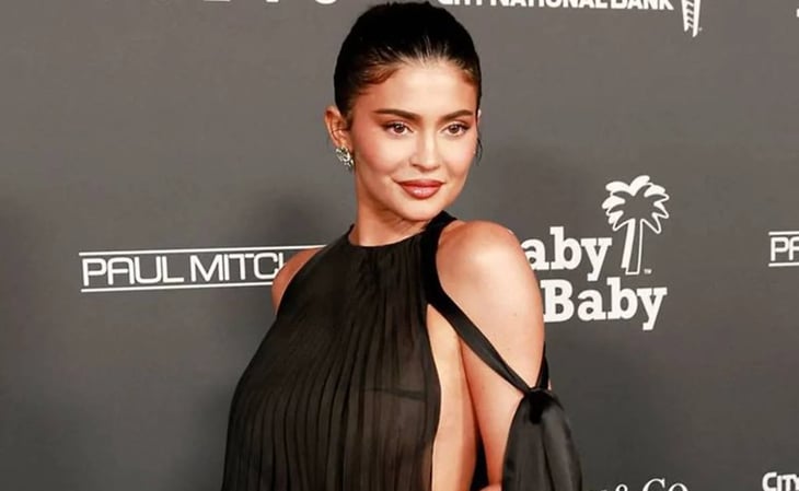 Kylie Jenner luce su silueta curvilínea con lencería negra en Instagram