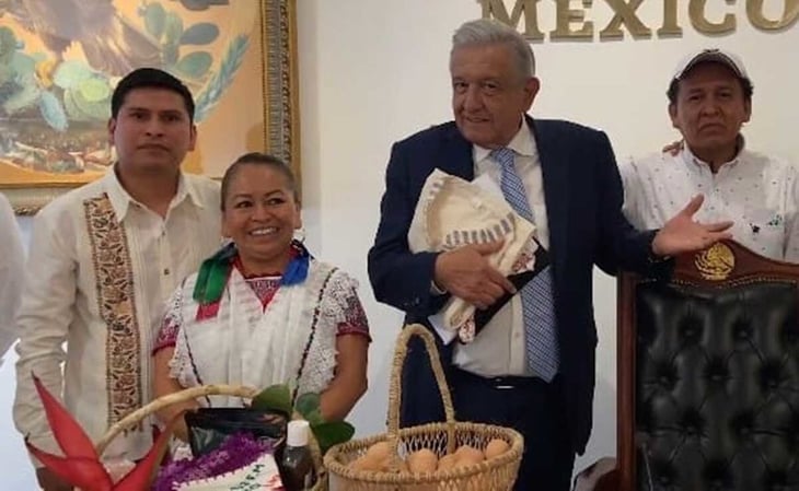 De Cuetzalan a Palacio Nacional, le llevan huevos criollos a AMLO