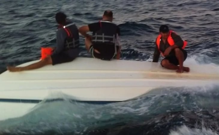 Rescatan a 3 de 4 pescadores cuya lancha se hundió en puerto de Progreso, Yucatán