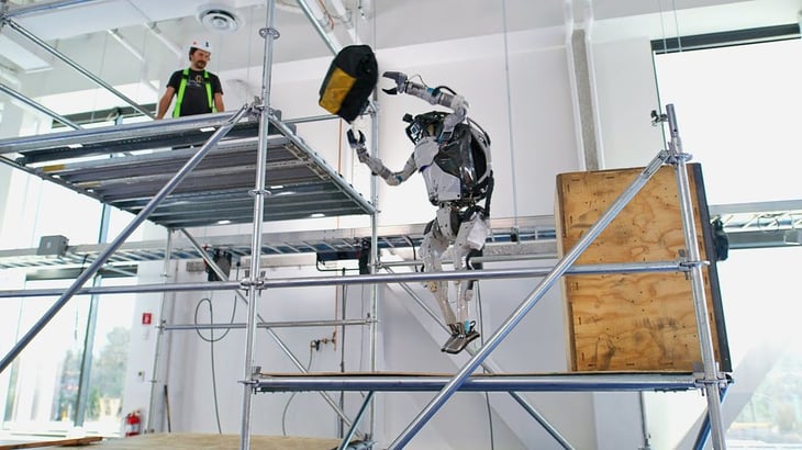 Boston Dynamics muestra a su robot Atlas haciendo cosas en un lugar de construcción falso