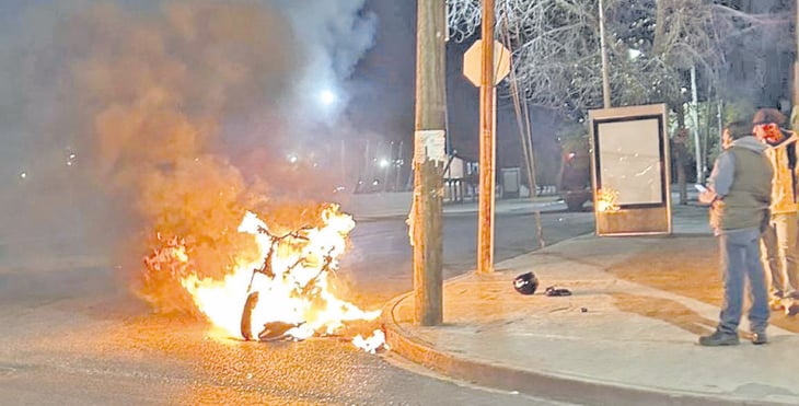 Saltillo: cortocircuito en moto provoca arda en llamas
