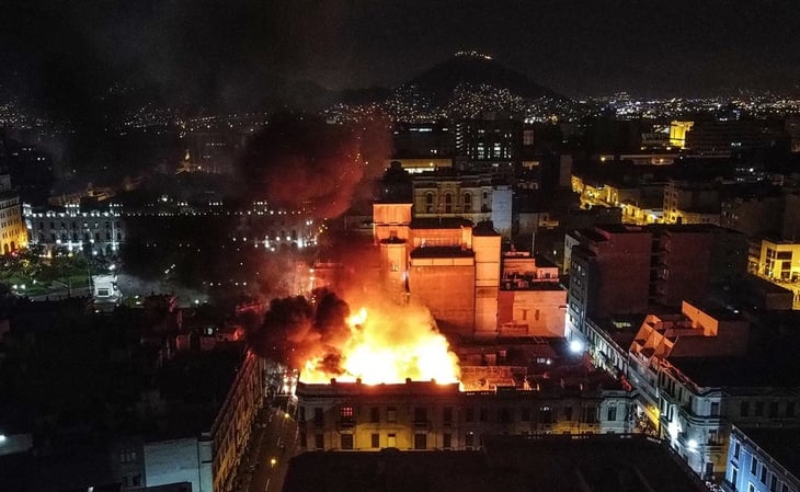 Gran incendio arrasa una casona en el centro de Lima en medio de las protestas
