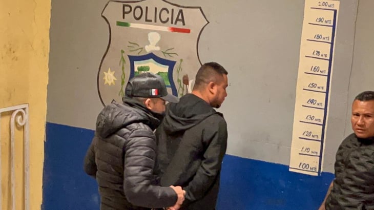 Raúl Alcocer detiene a policía acusado de violación y lo entrega a las autoridades