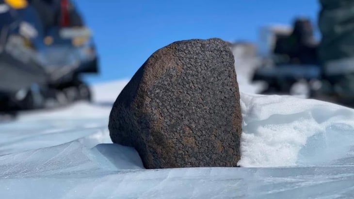 Cazadores de meteoritos encuentran roca espacial de 8 kilos en la Antártida