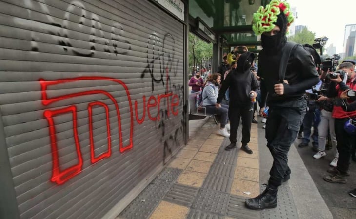 VIDEOS. Bloque Negro causa destrozos en comercios durante protesta contra Guardia Nacional en el Metro