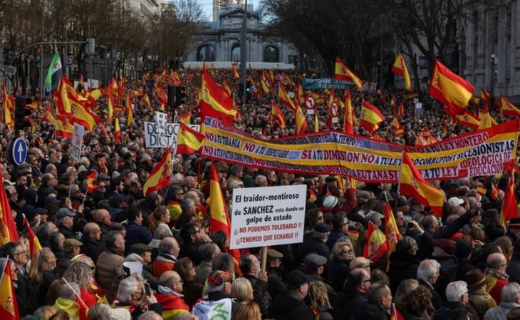 Miles se manifiestan contra el gobierno de Pedro Sánchez en Madrid