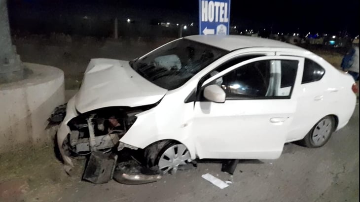 Cafre abandona auto tras estrellarse con torre de luz en Monclova