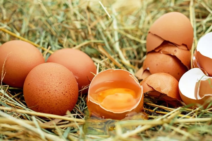 ¿Qué debes hacer si el huevo tiene manchas rojas?