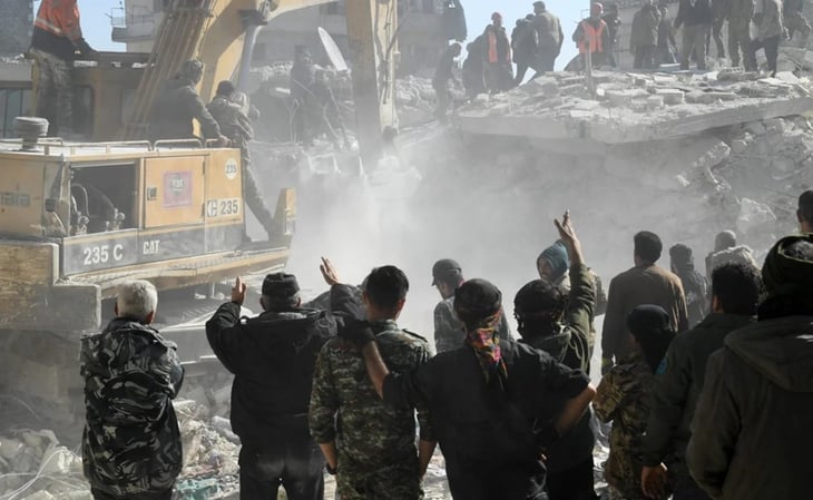 Edificio se derrumba al norte de Siria; hay al menos 16 muertos