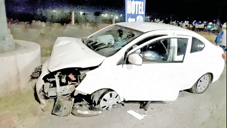 Cafre abandona su auto tras estrellarse con torre de luz en Monclova