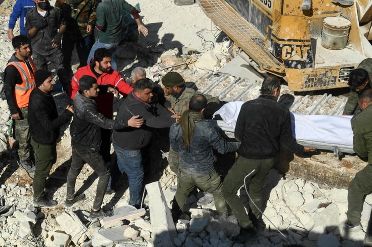 Edificio se derrumba al norte de Siria; hay al menos 16 muertos