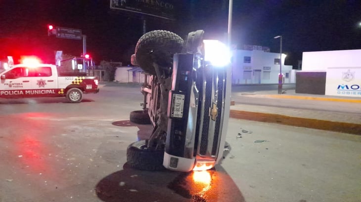 Conductor huye tras volcar su camioneta en la colonia Guadalupe de Monclova