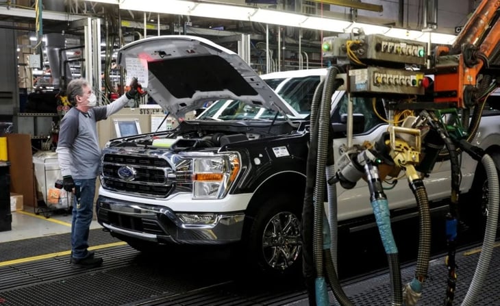 Ford amaga con despidos; sindicato reacciona en todo Europa