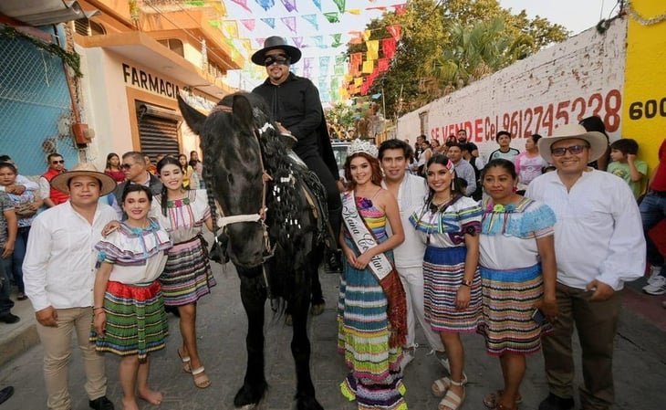 Vestido de 'El Zorro', alcalde de Chiapas presume caballo de un millón de pesos