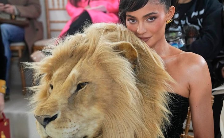 Kylie Jenner estalla polémica al usar vestido con cabeza de león en Francia