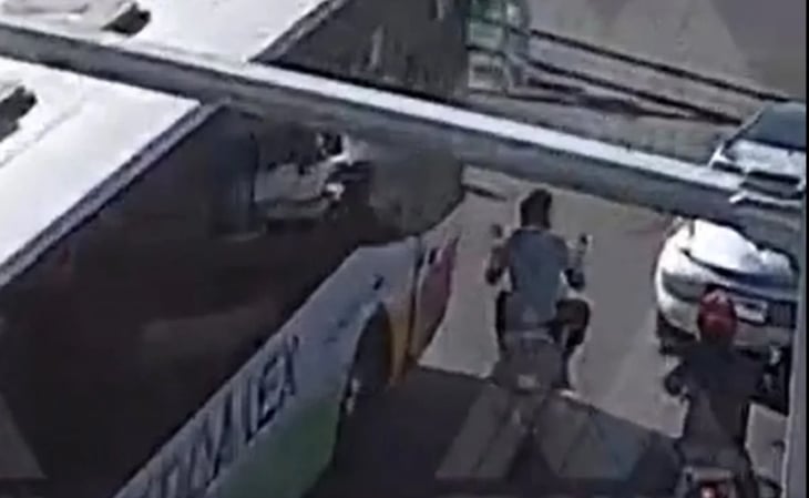 VIDEO: Motociclista intenta invadir carril del Mexibús; no lo logra y se estampa con la unidad