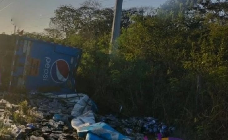 Rapiñan camión de refrescos volcado en carretera Mérida-Chetumal