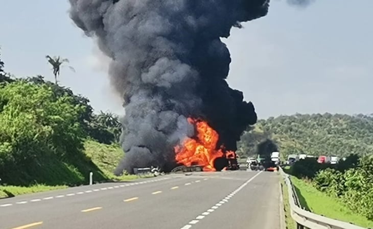 Se vuelca e incendia pipa cargada con diésel en autopista de Veracruz