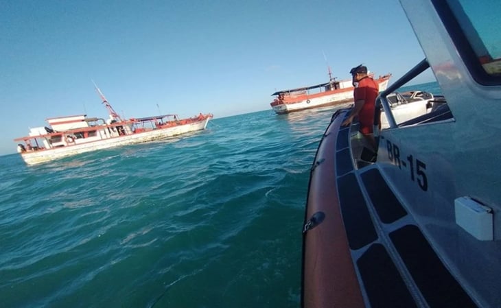 Marinos impiden hundimiento de barco pesquero en puerto Progreso, Yucatán