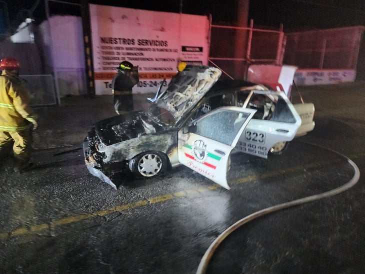 Taxi se incendia sobre el bulevar Harold R. Pape de Monclova