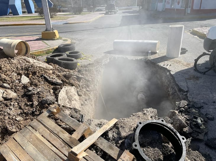 En plena Zona Centro de Monclova fuga  de simas colapsó el pavimento