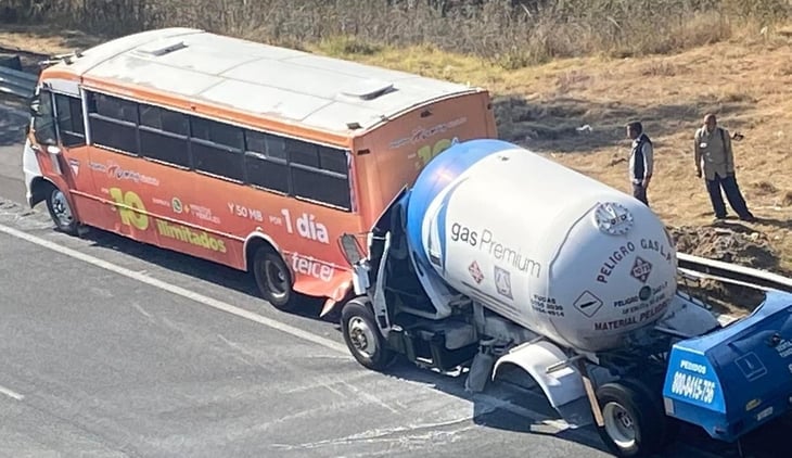Chocan pipa de gas y autobús en autopista Chamapa-Lechería; reportan un muerto