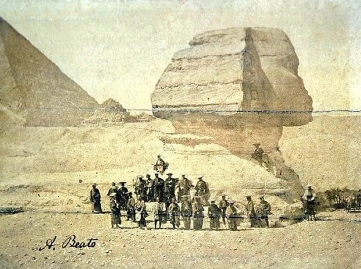 Esta foto de 1864 muestra a un grupo de samuráis frente a la Esfinge de Guiza es completamente real
