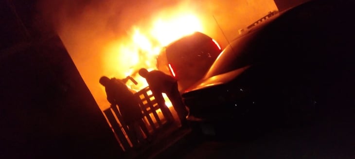 Cadillac arde en llamas en la colonia 26 de marzo en Cuatro Ciénegas